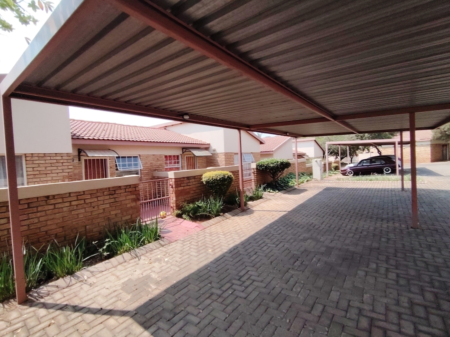 2 Bedroom Property for Sale in Heuwelsig Estate Gauteng