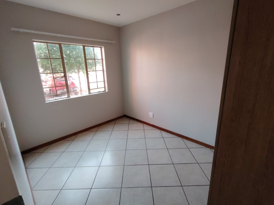 2 Bedroom Property for Sale in Monavoni Gauteng