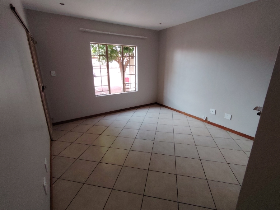 2 Bedroom Property for Sale in Monavoni Gauteng