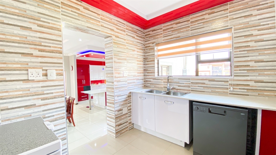 5 Bedroom Property for Sale in Blue Valley Golf Estate Gauteng
