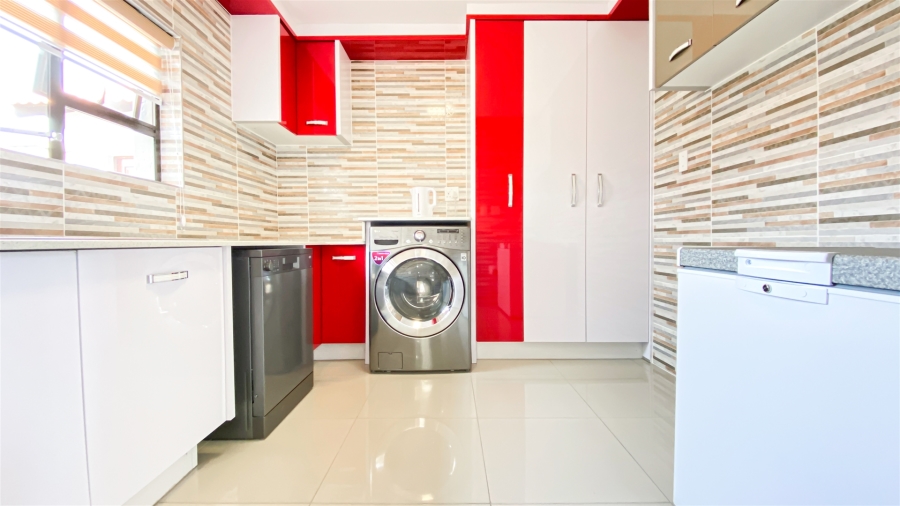 5 Bedroom Property for Sale in Blue Valley Golf Estate Gauteng