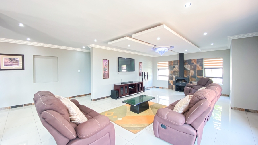 5 Bedroom Property for Sale in Blue Valley Golf Estate Gauteng
