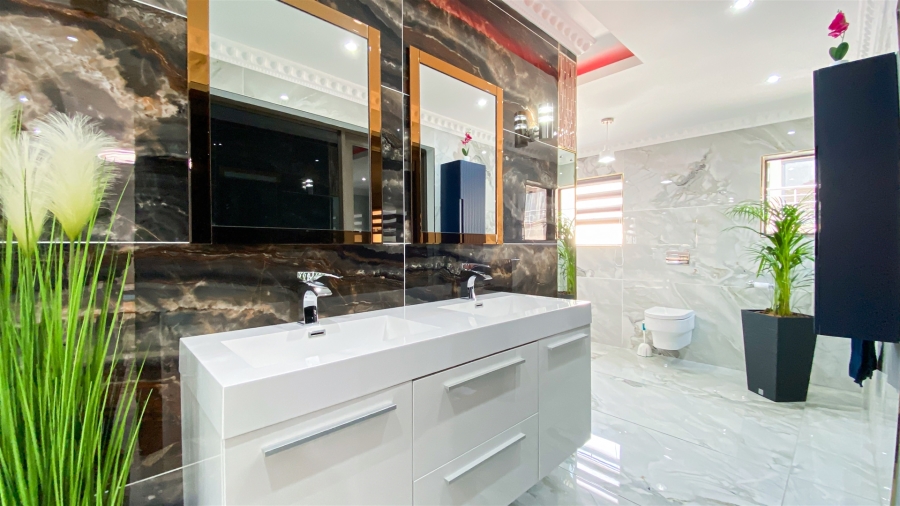 5 Bedroom Property for Sale in Blue Valley Golf Estate Gauteng