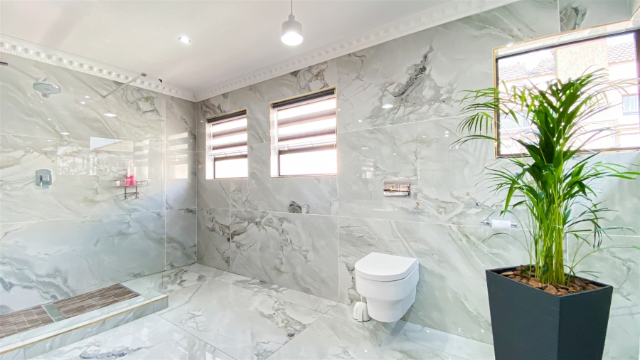 5 Bedroom Property for Sale in Blue Valley Golf Estate Gauteng