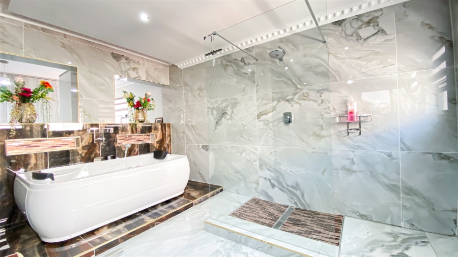 5 Bedroom Property for Sale in Blue Valley Golf Estate Gauteng