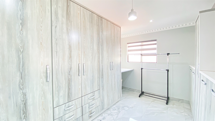 5 Bedroom Property for Sale in Blue Valley Golf Estate Gauteng