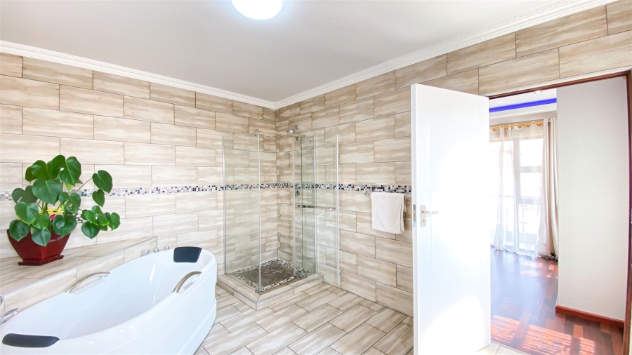 5 Bedroom Property for Sale in Blue Valley Golf Estate Gauteng