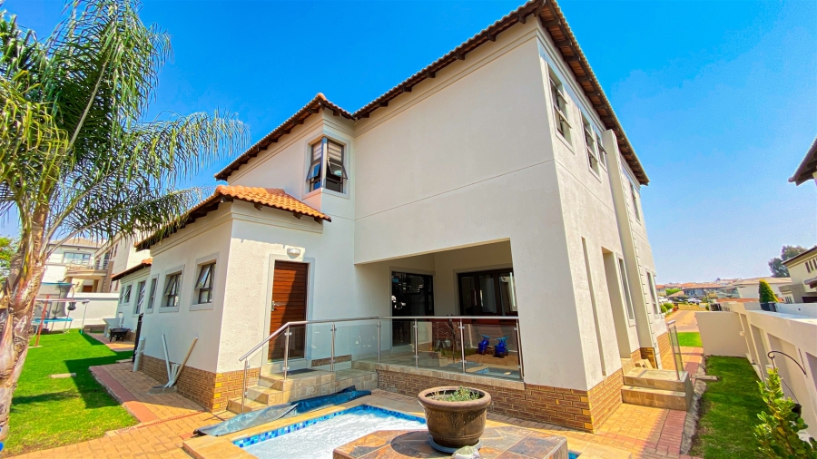 5 Bedroom Property for Sale in Blue Valley Golf Estate Gauteng