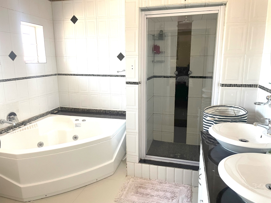 8 Bedroom Property for Sale in Waterkloof Ridge Gauteng