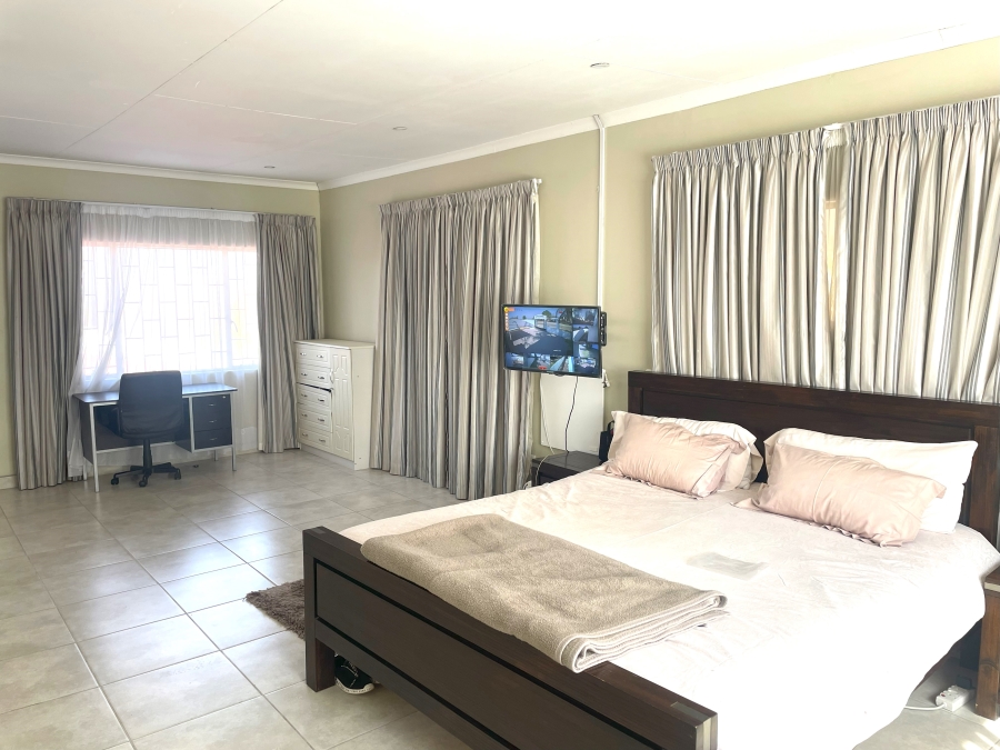 8 Bedroom Property for Sale in Waterkloof Ridge Gauteng