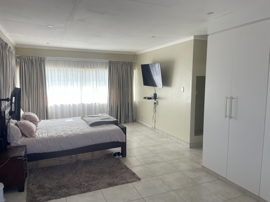 8 Bedroom Property for Sale in Waterkloof Ridge Gauteng