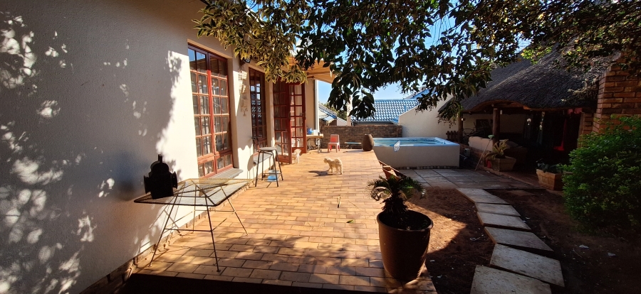 2 Bedroom Property for Sale in Die Hoewes Gauteng