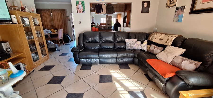 2 Bedroom Property for Sale in Die Hoewes Gauteng