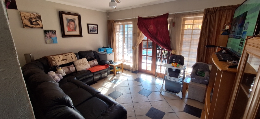 2 Bedroom Property for Sale in Die Hoewes Gauteng