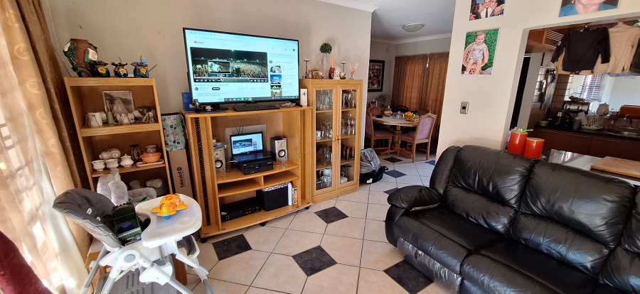 2 Bedroom Property for Sale in Die Hoewes Gauteng
