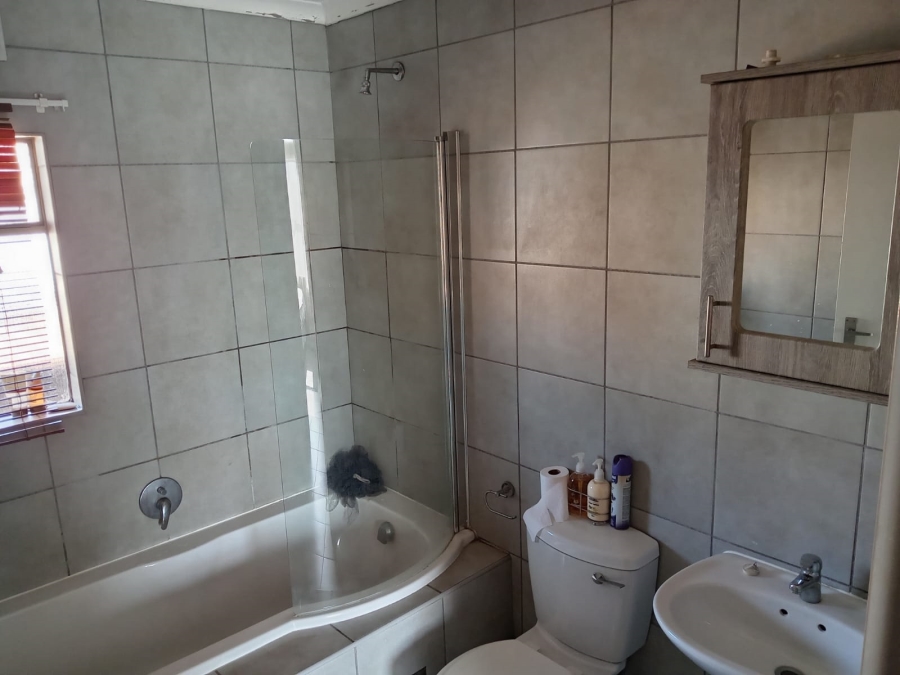 2 Bedroom Property for Sale in Heuweloord Gauteng