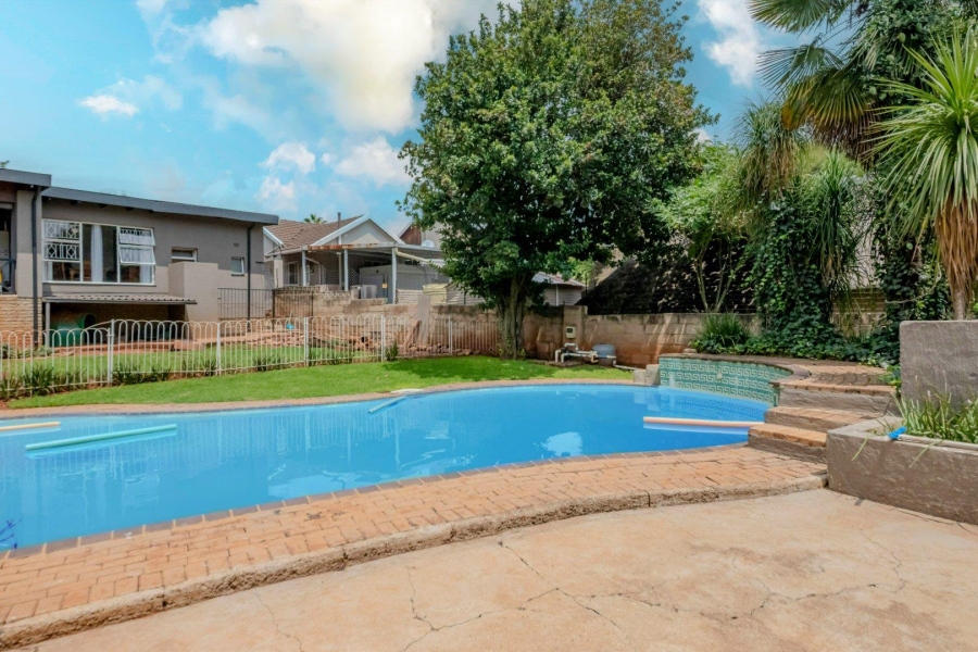 4 Bedroom Property for Sale in Helderkruin Gauteng