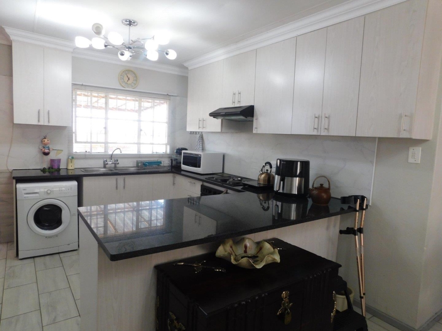 2 Bedroom Property for Sale in Noordheuwel Gauteng