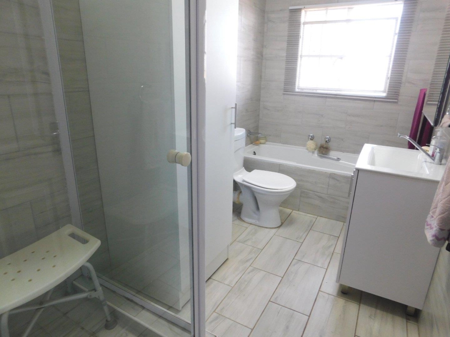 2 Bedroom Property for Sale in Noordheuwel Gauteng