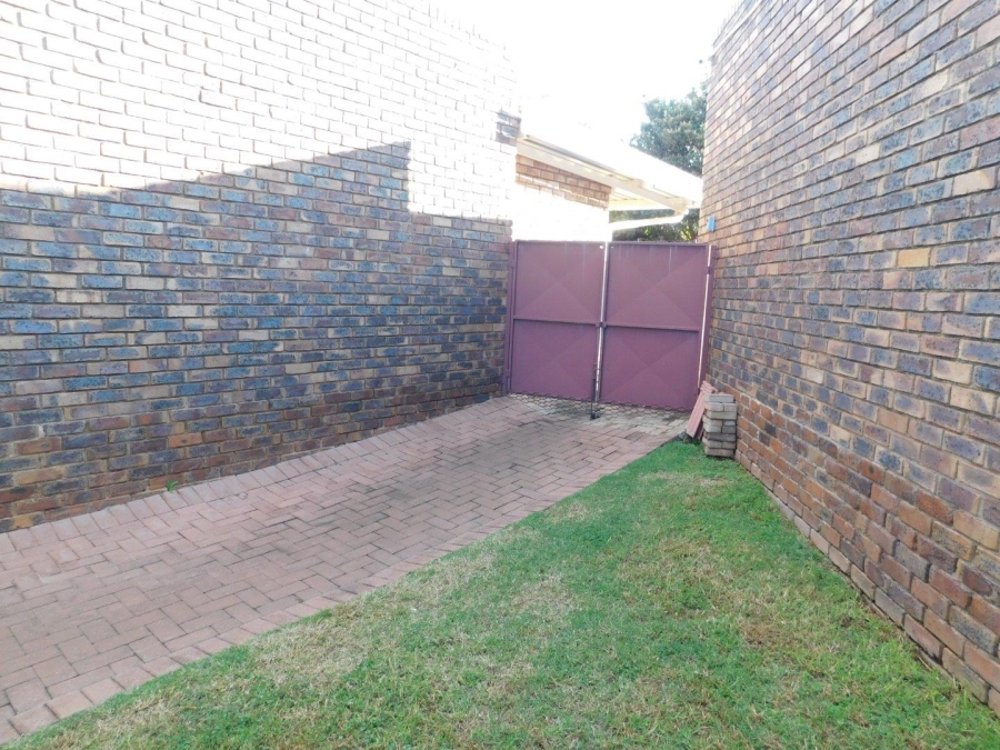 2 Bedroom Property for Sale in Noordheuwel Gauteng