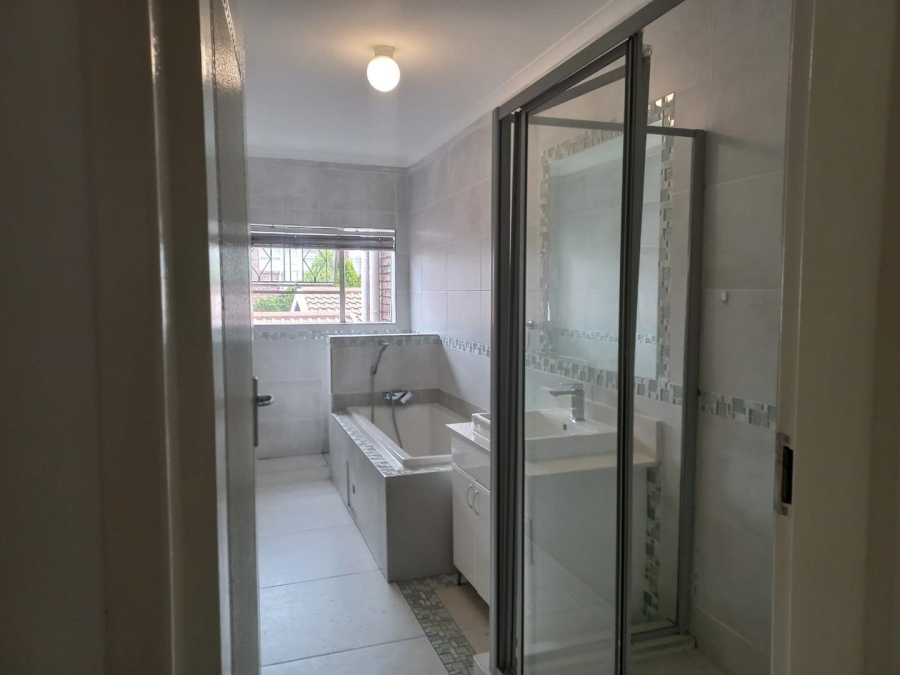 3 Bedroom Property for Sale in Fontainebleau Gauteng