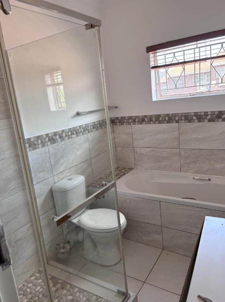3 Bedroom Property for Sale in Fontainebleau Gauteng