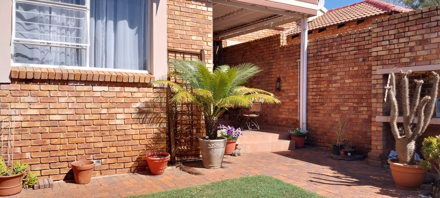 To Let 2 Bedroom Property for Rent in Allens Nek Gauteng