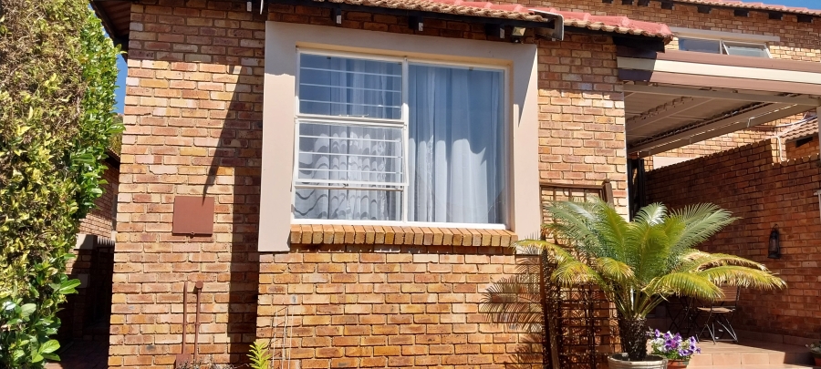 To Let 2 Bedroom Property for Rent in Allens Nek Gauteng