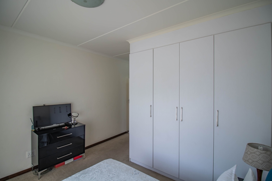 2 Bedroom Property for Sale in Erand Gardens Gauteng
