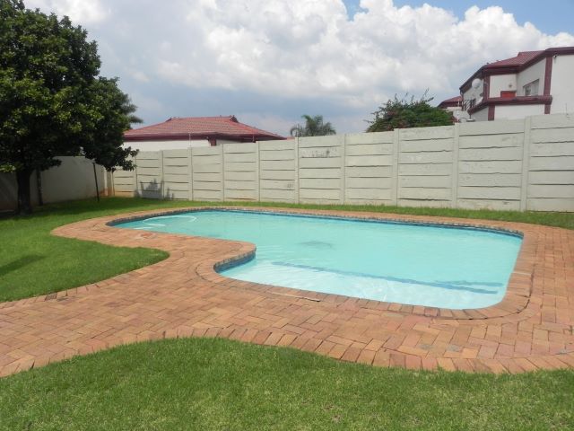 2 Bedroom Property for Sale in Little Falls Gauteng