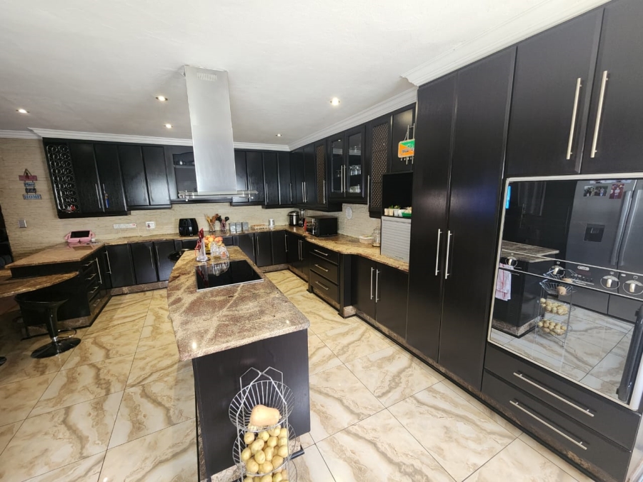 5 Bedroom Property for Sale in Zambezi Country Estate Gauteng
