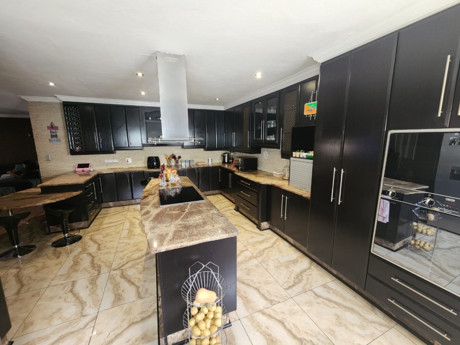 5 Bedroom Property for Sale in Zambezi Country Estate Gauteng