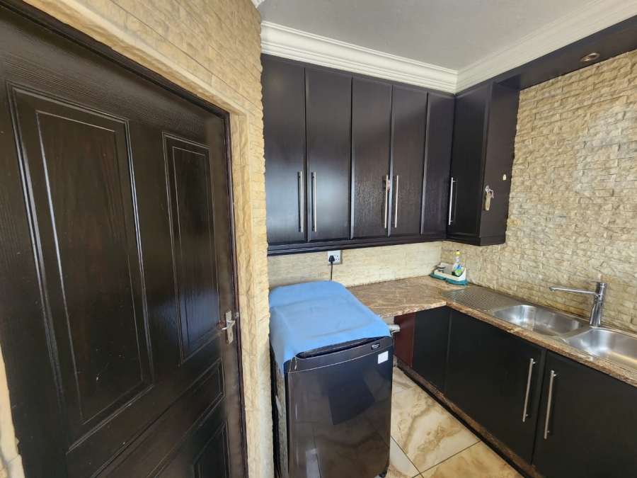 5 Bedroom Property for Sale in Zambezi Country Estate Gauteng