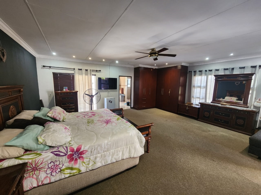 5 Bedroom Property for Sale in Zambezi Country Estate Gauteng