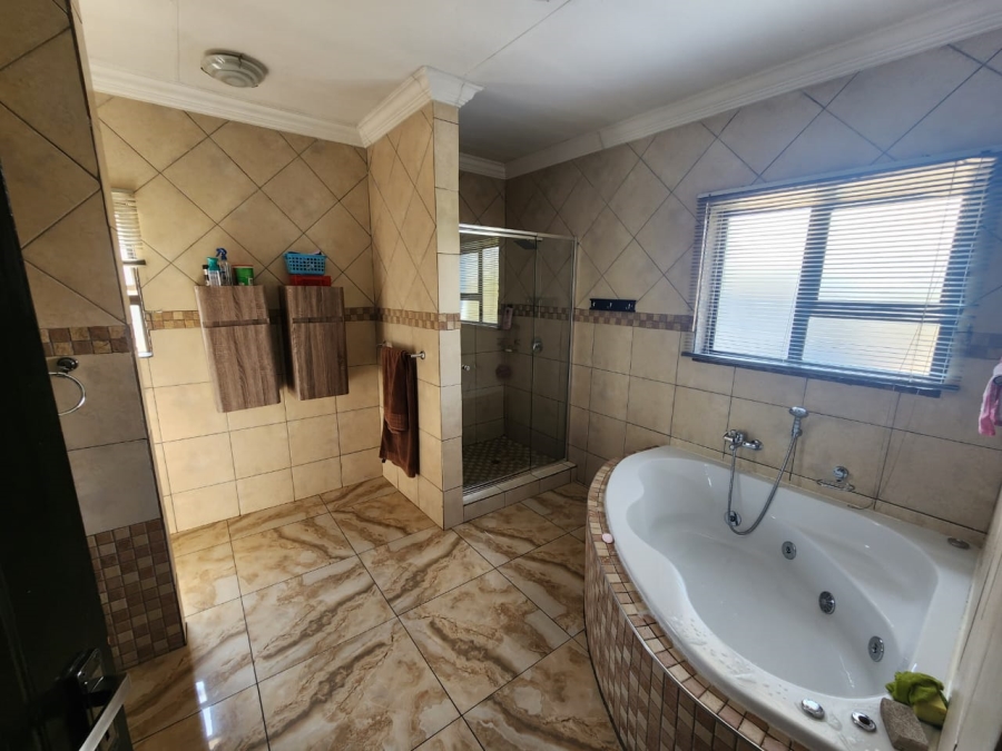 5 Bedroom Property for Sale in Zambezi Country Estate Gauteng