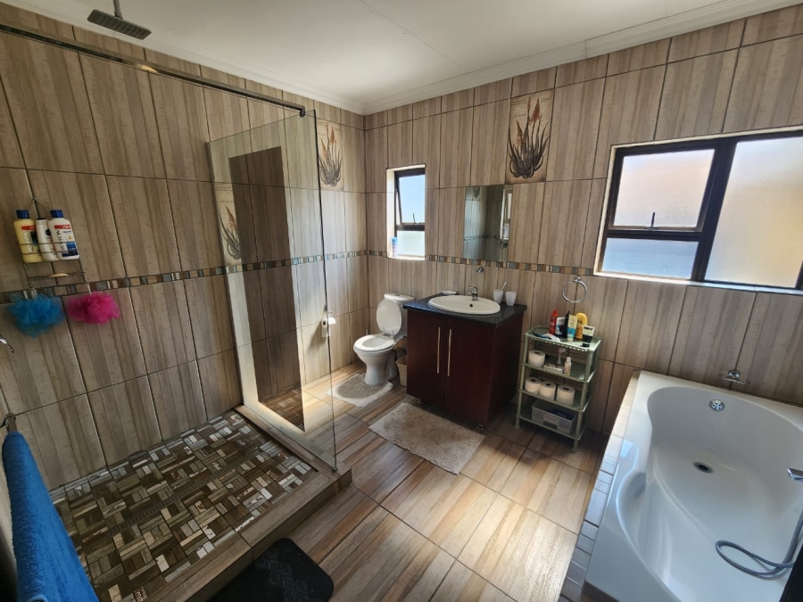 5 Bedroom Property for Sale in Zambezi Country Estate Gauteng