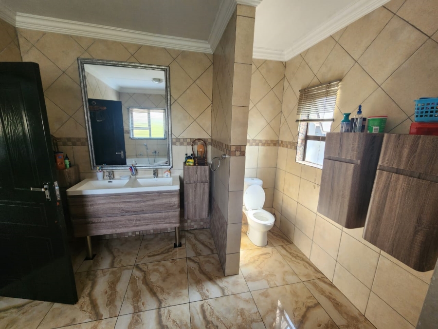 5 Bedroom Property for Sale in Zambezi Country Estate Gauteng