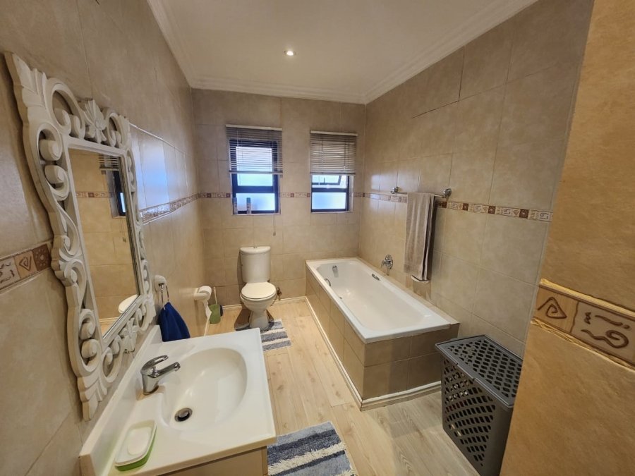 5 Bedroom Property for Sale in Zambezi Country Estate Gauteng