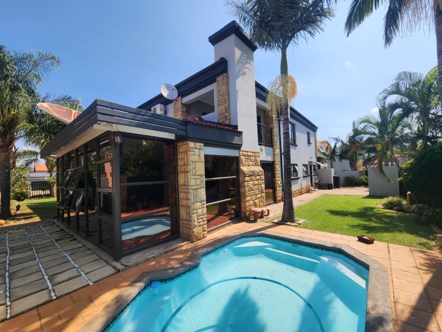 5 Bedroom Property for Sale in Zambezi Country Estate Gauteng