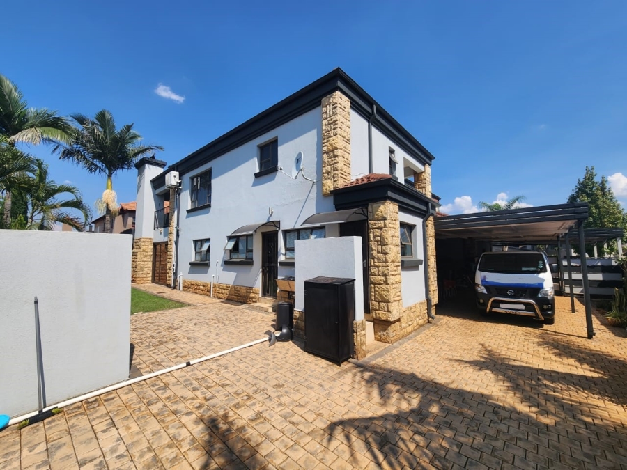5 Bedroom Property for Sale in Zambezi Country Estate Gauteng