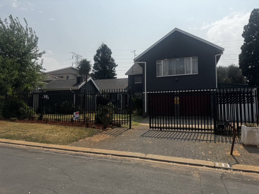 4 Bedroom Property for Sale in Mondeor Gauteng