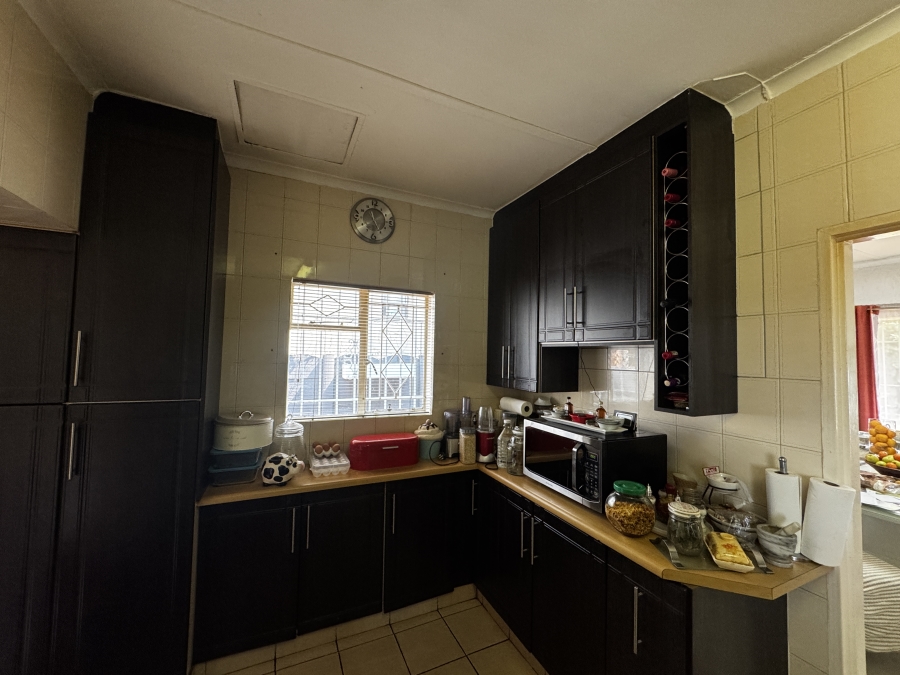 4 Bedroom Property for Sale in Mondeor Gauteng