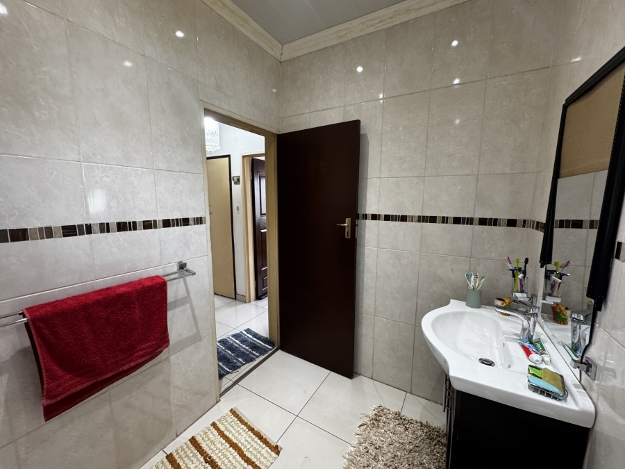 4 Bedroom Property for Sale in Mondeor Gauteng