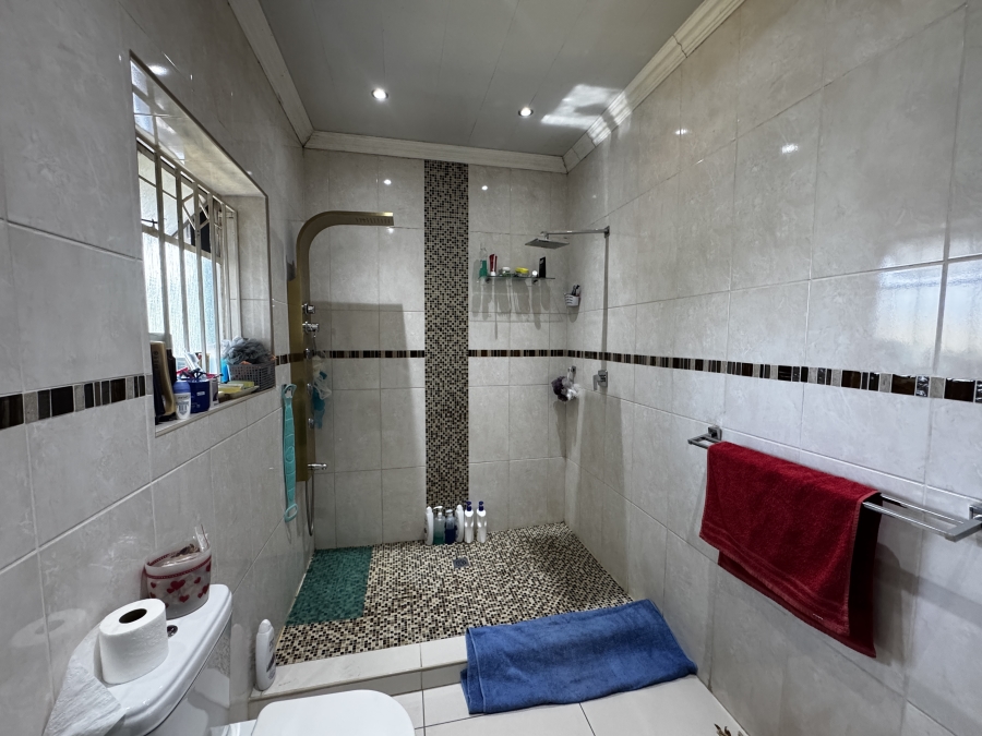 4 Bedroom Property for Sale in Mondeor Gauteng