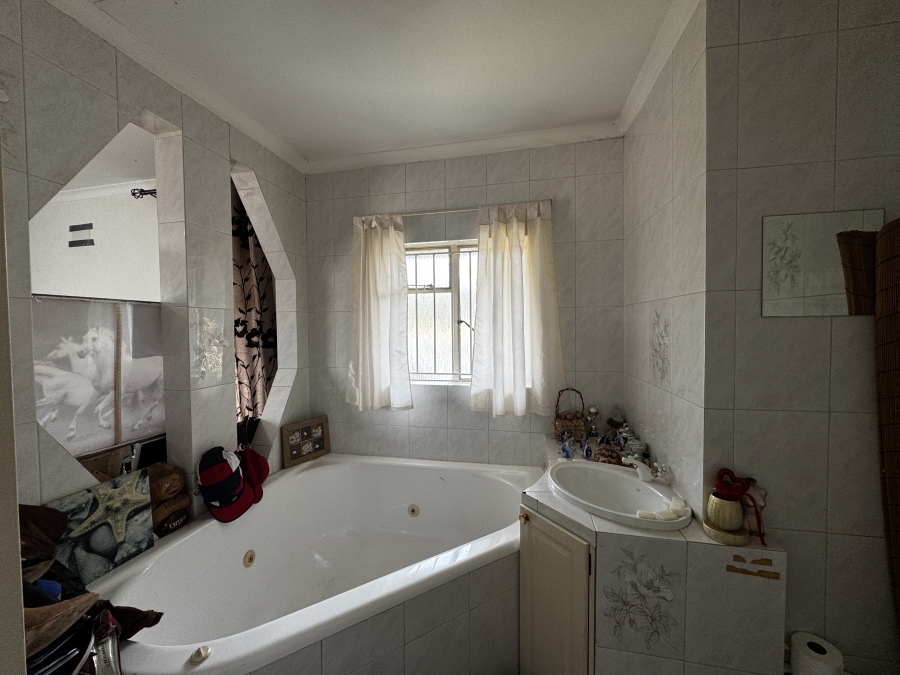 4 Bedroom Property for Sale in Mondeor Gauteng