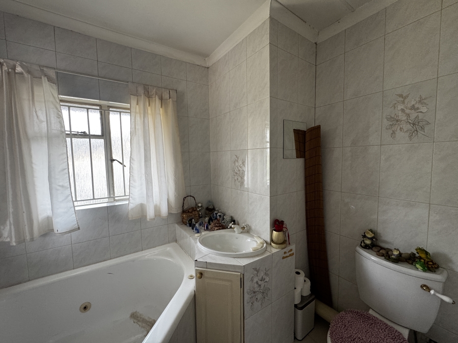 4 Bedroom Property for Sale in Mondeor Gauteng