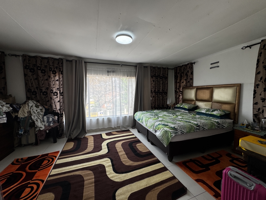 4 Bedroom Property for Sale in Mondeor Gauteng