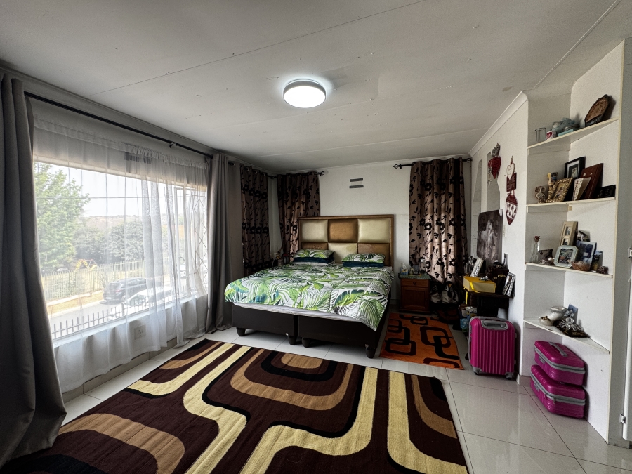 4 Bedroom Property for Sale in Mondeor Gauteng