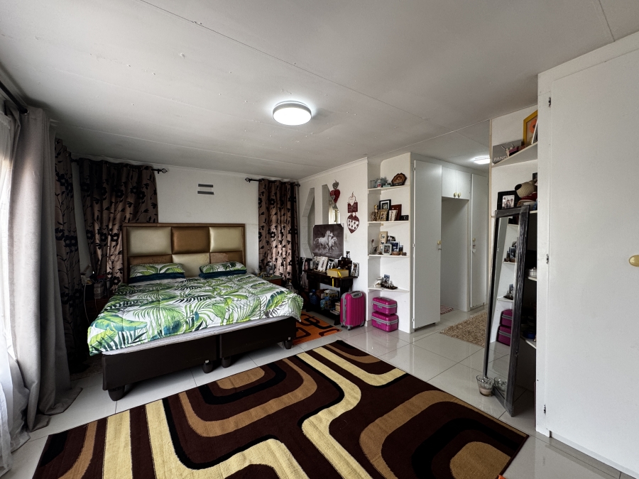 4 Bedroom Property for Sale in Mondeor Gauteng