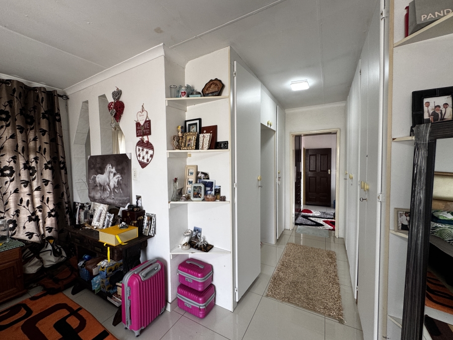 4 Bedroom Property for Sale in Mondeor Gauteng